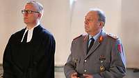 Militärpfarrer Martin Söffing und Generalmajor Bernhard Liechtenauer während der Amtseinführung