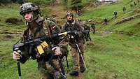 Die Gruppe marschiert mit voller Ausrüstung hintereinander weg durch die französischen Alpen.