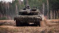 Ein Kampfpanzer vom Typ Leopard 2A6 wird von insgesamt vier Soldaten betrieben