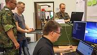 Personen arbeiten an Computern