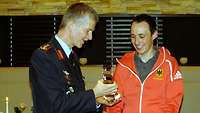Soldat übergibt Hauptfeldwebel Eric Frenzel einen Pokal. Frenzel ist Sportsoldat des Jahres 2019.