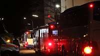 Busse stehen sicher in der Schleuse