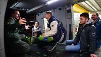 Ein Pilot spricht mit Bewerbern über die Leistung des NH-90
