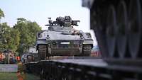 Auf Güterwagons der Eisenbahn werden Schützenpanzer vom Typ Marder gefahren