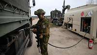 Ein norwegischer Soldat betankt einen Lkw