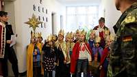Die Sternsinger in der Weißenfelser Sachsen-Anhalt-Kaserne