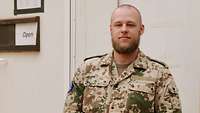 Hauptgefreiter Martin K. vor dem Eingang des Marketendercontainers