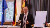 Matthias Koch spricht im Zentrum Innere Führung zu den Teilnehmenden der Fortbildung Wehrrecht.