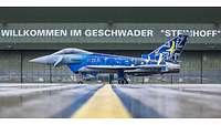 In blau-gelber Folierung steht der Eurofighter "Carbon Warrior" auf dem Fliegerhorst Laage.