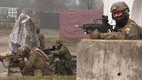 Soldaten mit Gewehren