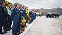 Eine Formation aus Luftwaffen-Soldatinnen und -Soldaten ist zur Gedenkveranstaltung angetreten