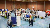 Auf BErfsmessen we dieser informieren Karriereberater dr Bundeswehr über Berufe, Studiengänge und Ausbildungen
