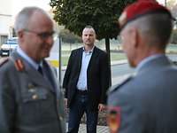 Generalinspekteur im Gespräch Generalinspekteur im Gespräch, dahinter Personenschützer