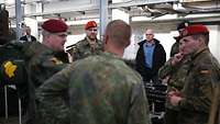 Generalinspekteur mit Soldaten im Gespräch