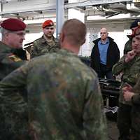 Generalinspekteur mit Soldaten im Gespräch