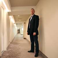 Personenschützer im Hausflur