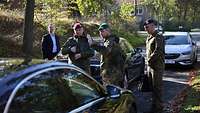Soldaten und Generalinspekteur vor Autos