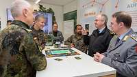 Offiziere spielen an einem Hochtisch ein Brettspiel