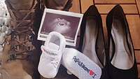 Kampfstiefel, Pumps und Babyschuhe stehen nebeneinander