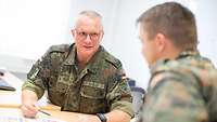 Ein Beratungsgespräch der Lotsen der Bundeswehr