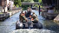Ein Schlauchboot auf einem Kanal