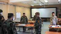 Mehrere Soldaten in einem Unterrichtsraum 