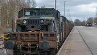Militärfahrzeuge auf einem Waggon