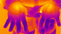 Thermografie zweier Hände. Farben von Rot bis Blau zeigen warme und kalte Stellen an den Händen.