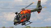 Ein Hubschrauber steigt auf.