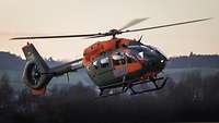 Ein Hubschrauber steigt auf.