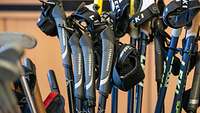Eine Sammlung von Nordic Walking Laufstöcke in unterschiedlichen Größen