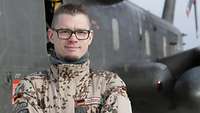 Hauptmann Sven S. steht vor einer CH-53, einem Hubschrauber der Bundeswehr