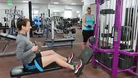 Zwei Frauen treiben Sport im Kraftraum