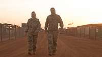 Oberleutnant Janet W. und Oberfeldwebel Marc S. auf dem Weg zu ihrem Shelter im Camp Castor