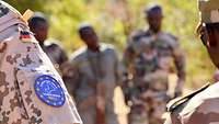 Malische und deutsche Soldaten stehen zusammen und besprechen sich