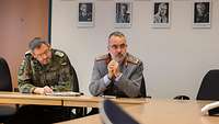 Zwei Soldaten sitzen an einem Tisch