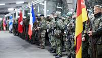Antreten vor dem Start. Teilnehmer mit deutscher Fahne