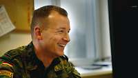 Ein lachender deutscher Soldat