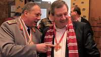 Ein Soldat und ein Zivilist sprechen miteinander.