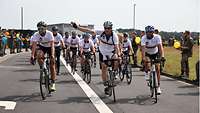 Viele Radfahrer beteiligen sich an der Spendenradtour und starten bei der Flugbereitschaft.