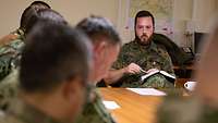 Zwei Soldaten sitzen an einem Tisch.