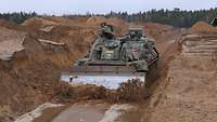 Ein Panzer in einem Graben