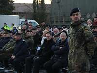 Oberstleutnant Ralf Himmelreich steht auf dem Diepholzer Rathausplatz und schaut auf die Paradeaufstellung. Hinter ihm sitzen geladene Gäste. Oberstleutnant Ralf Himmelreich steht auf dem Diepholzer Rathausplatz und schaut auf die Paradeaufstellung.