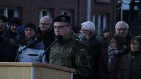 Oberstleutnant Jürgen Hartmann, Kommandeur des II./Bataillons des Objektschutzregimentes der Luftwaffe hält eine Rede vor den Gästen des Verlegeappells auf dem Rathausplatz in Diepholz. Oberstleutnant Jürgen Hartmann hält eine Rede vor den Gästen des Verlegeappells auf dem Rathausplatz in Diepholz.