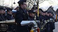 Teile des Luftwaffenmusikkorps sind auf dem Rathausplatz in Diepholz angetreten und spielen diverse Lieder. Unter anderem die Nationalhymne. Teile des Luftwaffenmusikkorps sind auf dem Rathausplatz in Diepholz angetreten und spielen diverse Lieder.