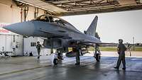 Ein Eurofighter steht in seinem Hangar. Dort steht er geschützt vor der Witterung.