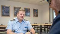 Regelmäßiger Austausch mit den Soldatinnen und Soldaten ist für deren Werdegang immens wichtig