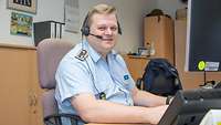 Stabsfeldwebel Matthias Reinig an seinem Arbeitsplatz: "Via Telefon halte ich ständig Kontakt zu meinen Klienten."