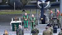 Die Militärpfarrer Schmid und Schmelz beim Ökumenischen Standortgottesdienst im Fliegerhorst Faßberg