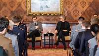 Im Rathaus zur Podiumsdiskussion